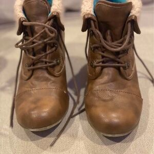 Blowfish Brown Lace-Up Ankle Boots with Sherpa Trim